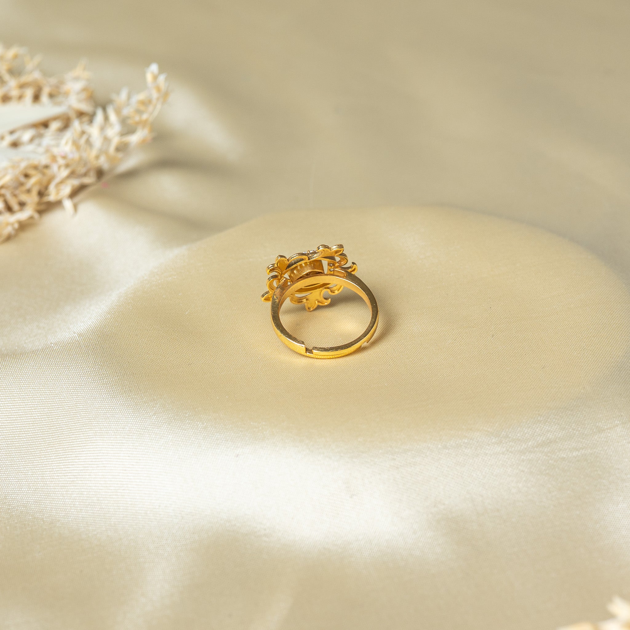 Back of the leaf scroll ring showing the cut band with the two ends overlapping so it adjusts