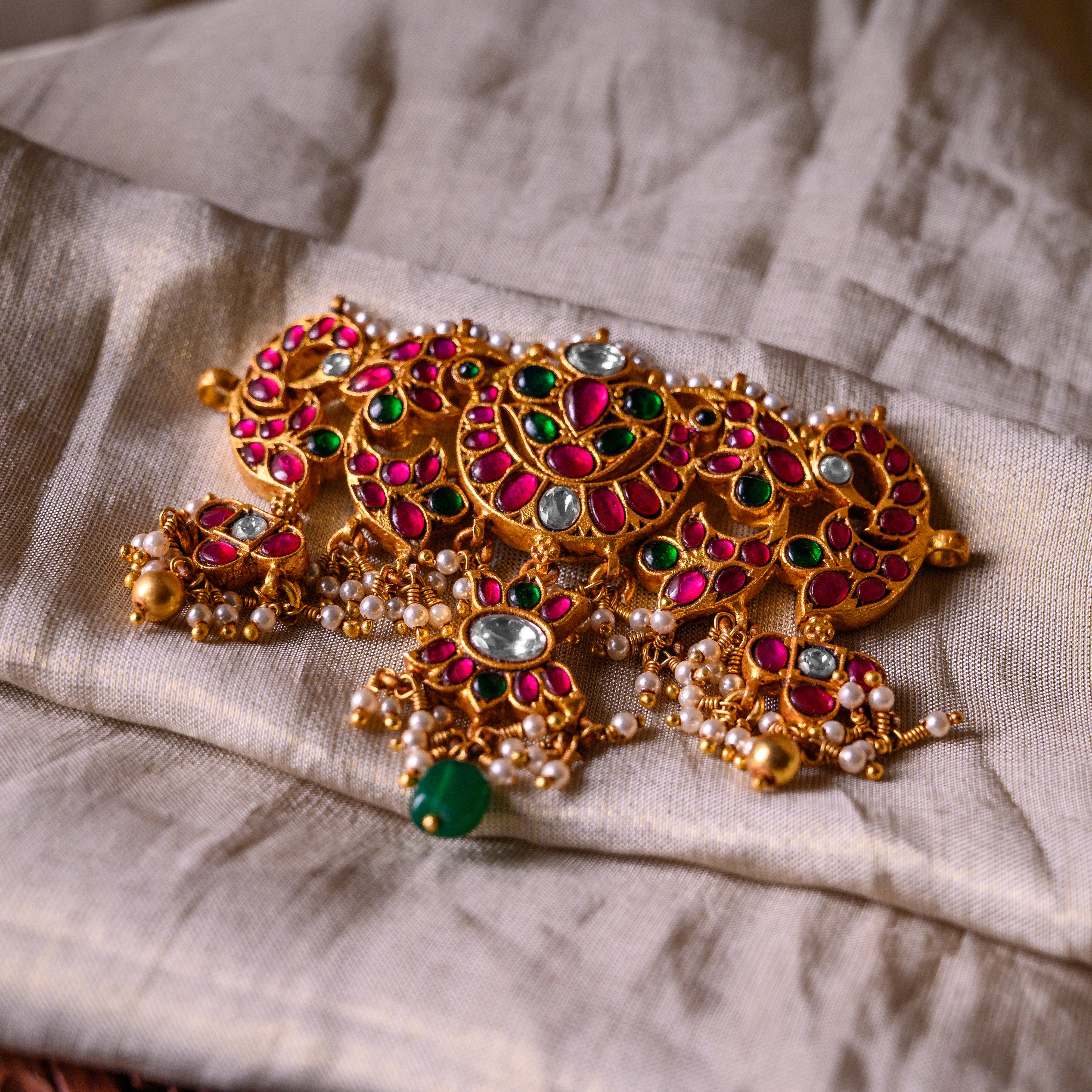 Devangana Kundan Choker