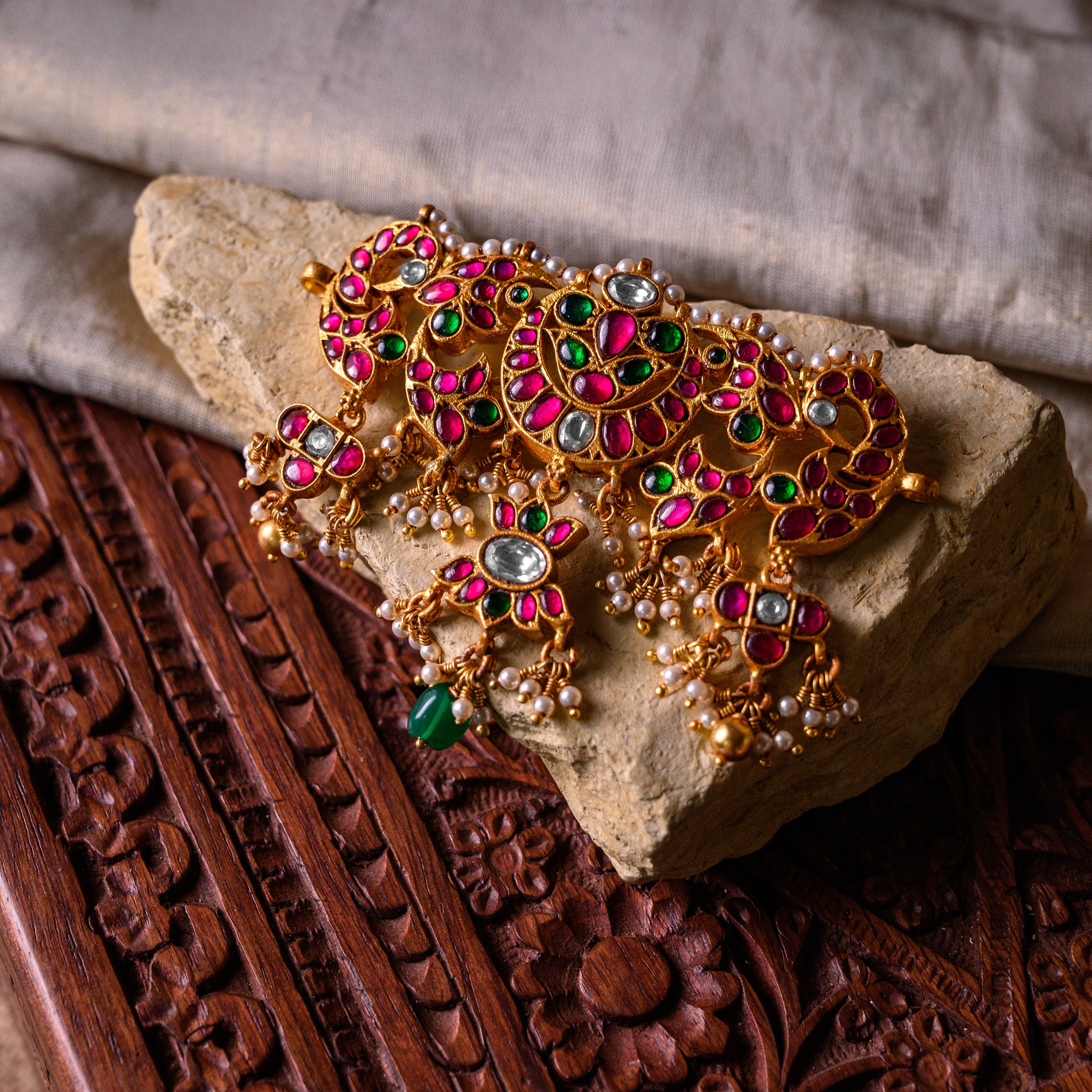 Devangana Kundan Choker