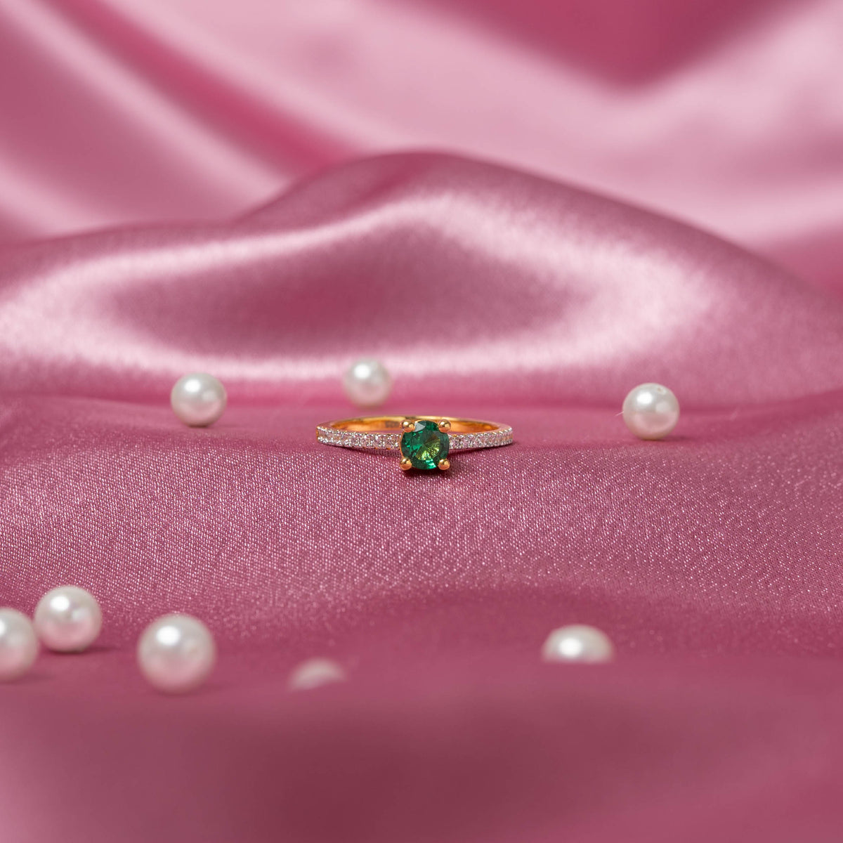 Emerald-green trio ring with white CZ field in gold plated 925 silver