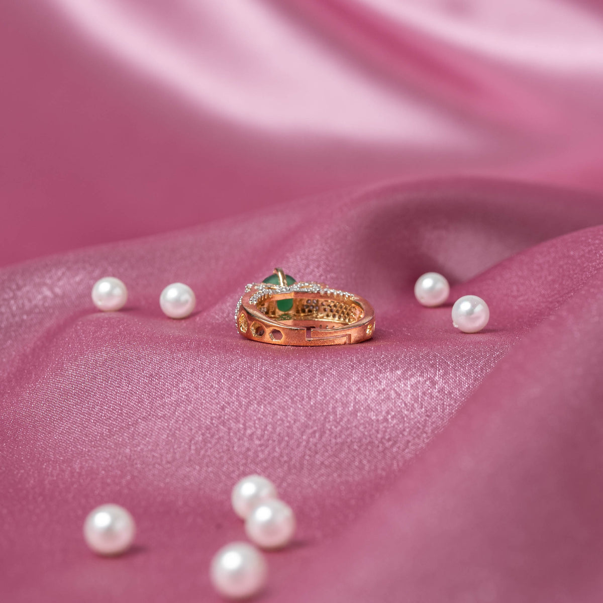 Close view of the open adjustable back of the green halo ring in 925 silver