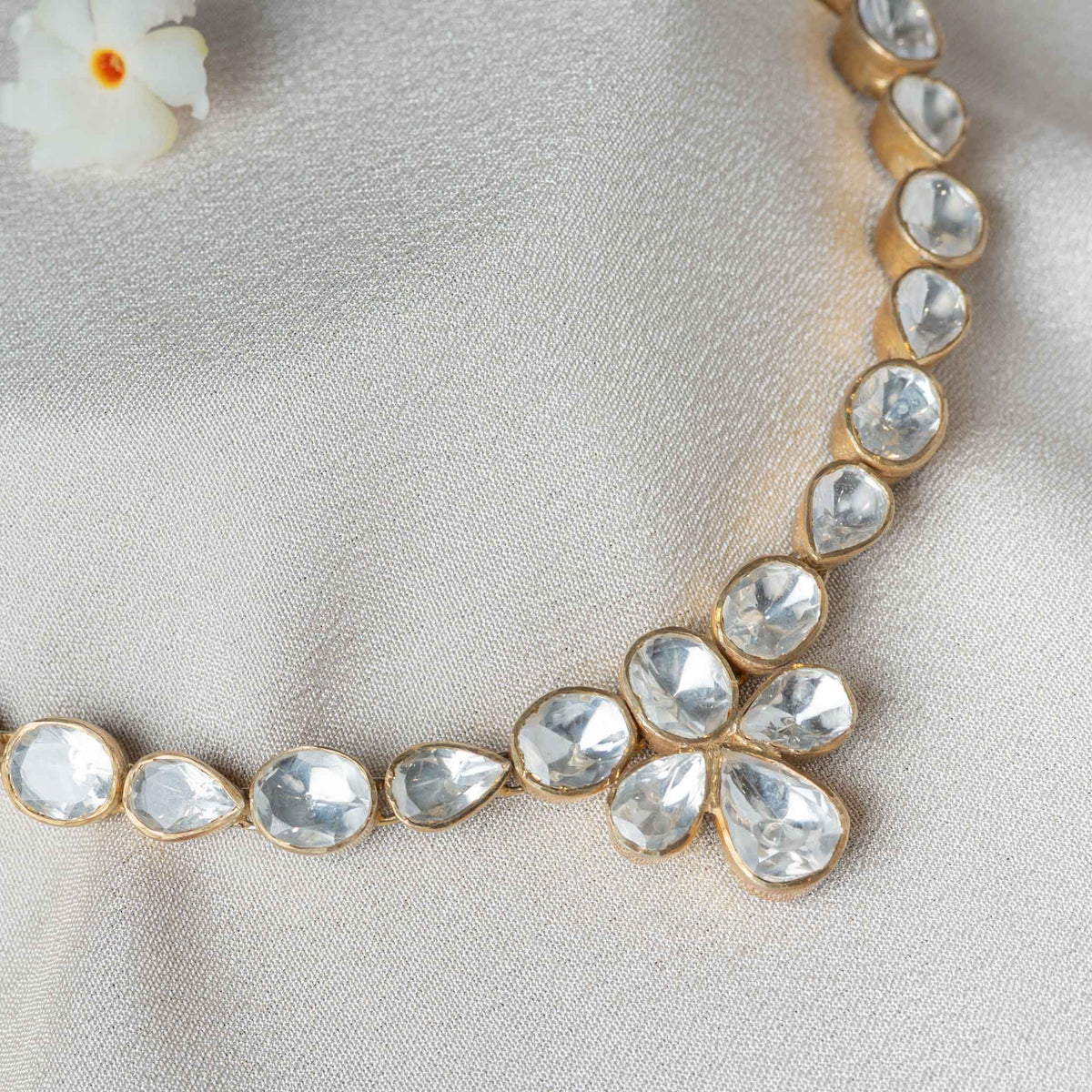 Pear cut polki stones alternating direction along the necklace line, gold plated 925 silver