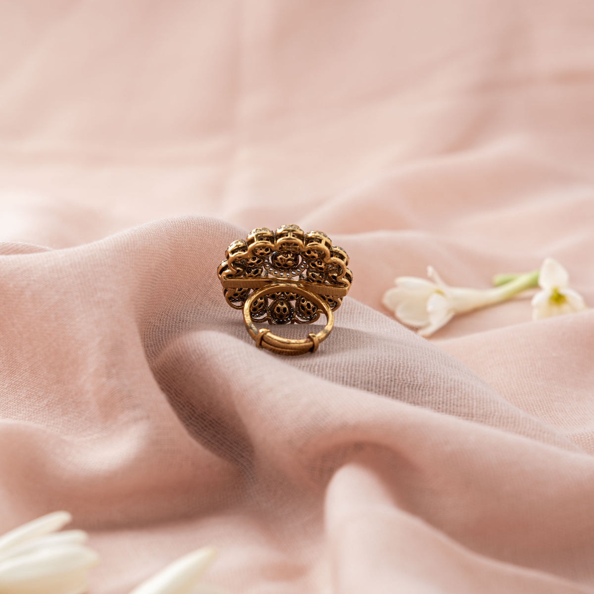 Adjustable band under the pear polki cluster seen from the side, gold plated 925 silver