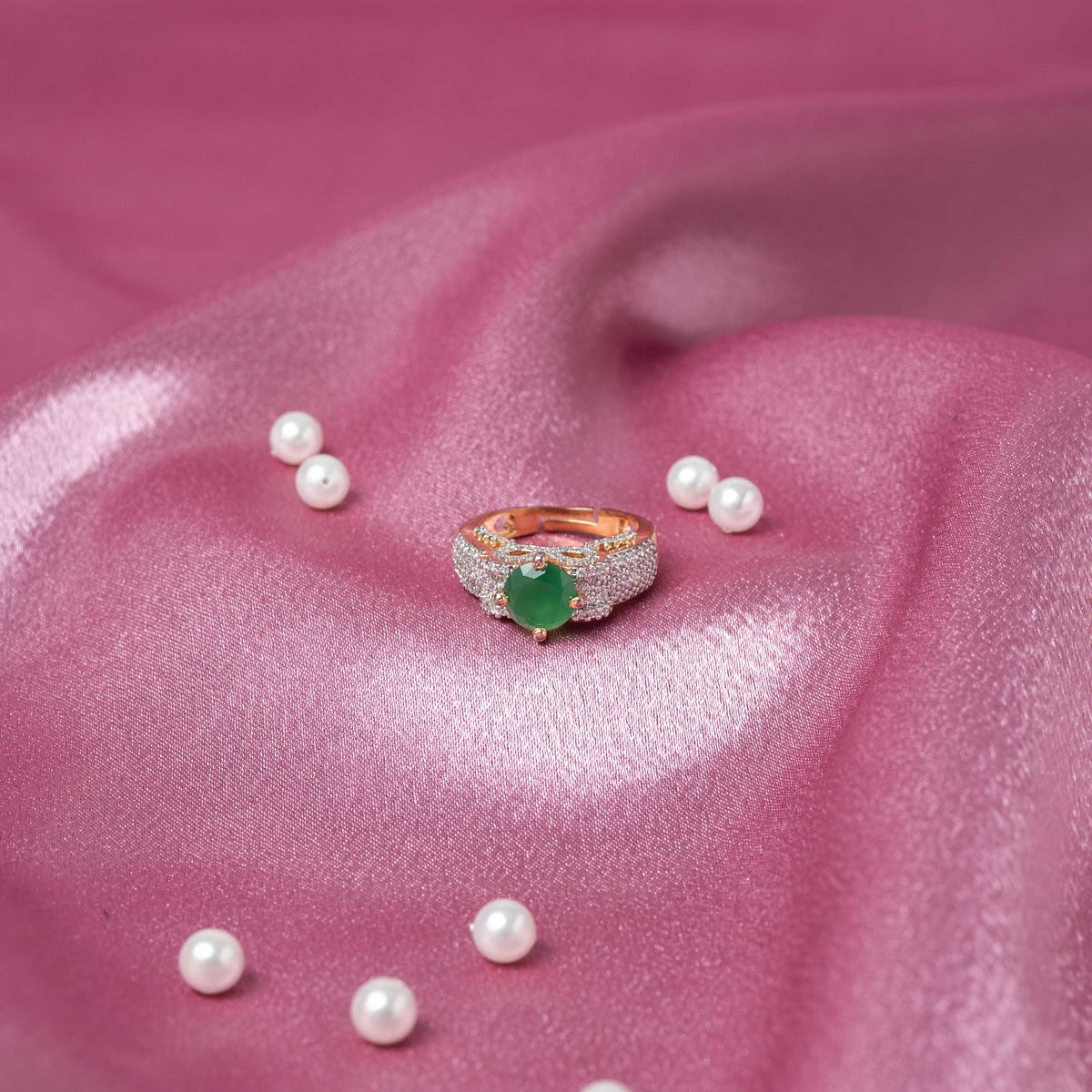 Emerald-green halo ring with CZ surround and adjustable band in 925 silver