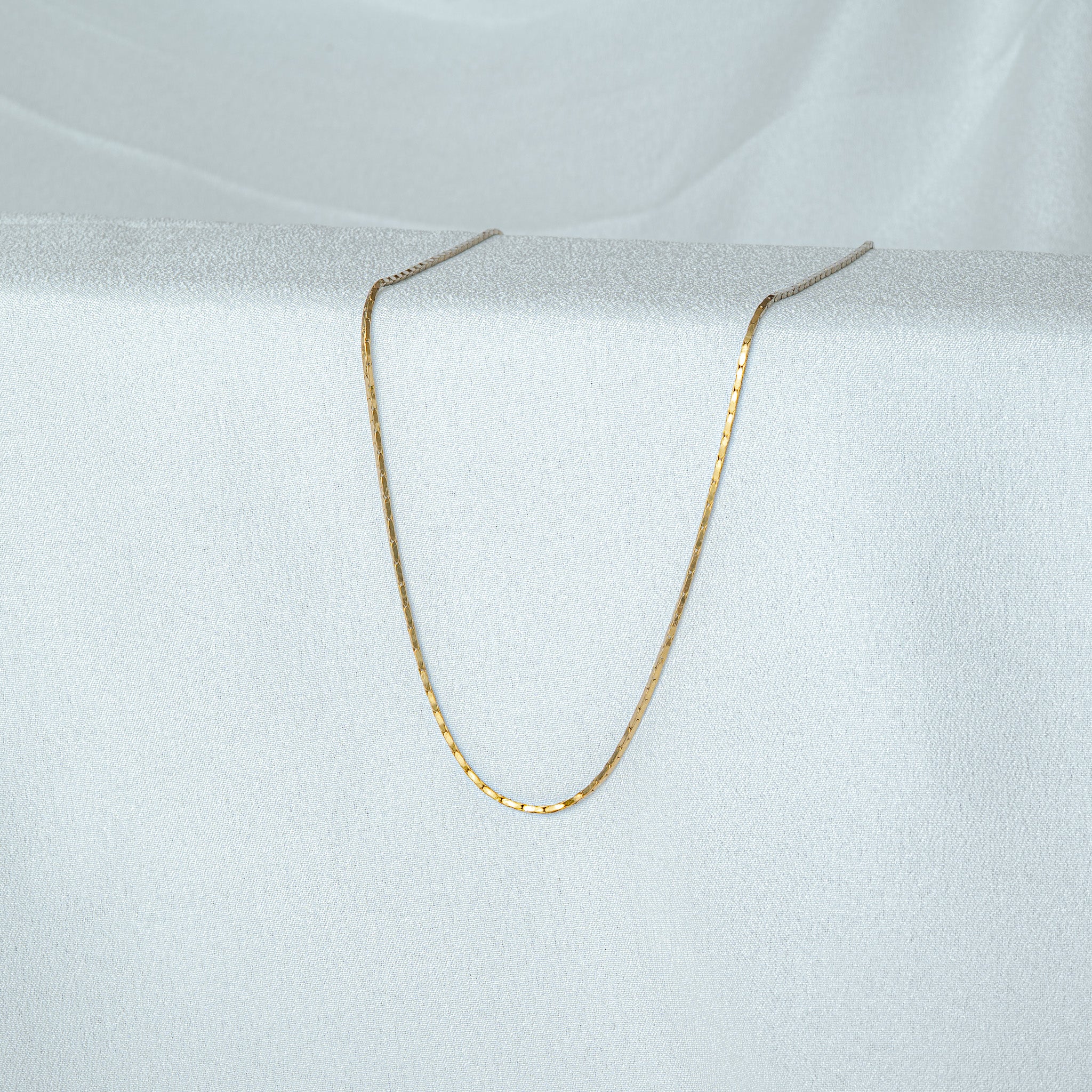 Flat lozenge link neckchain in gold plated 925 silver, segments butted end to end