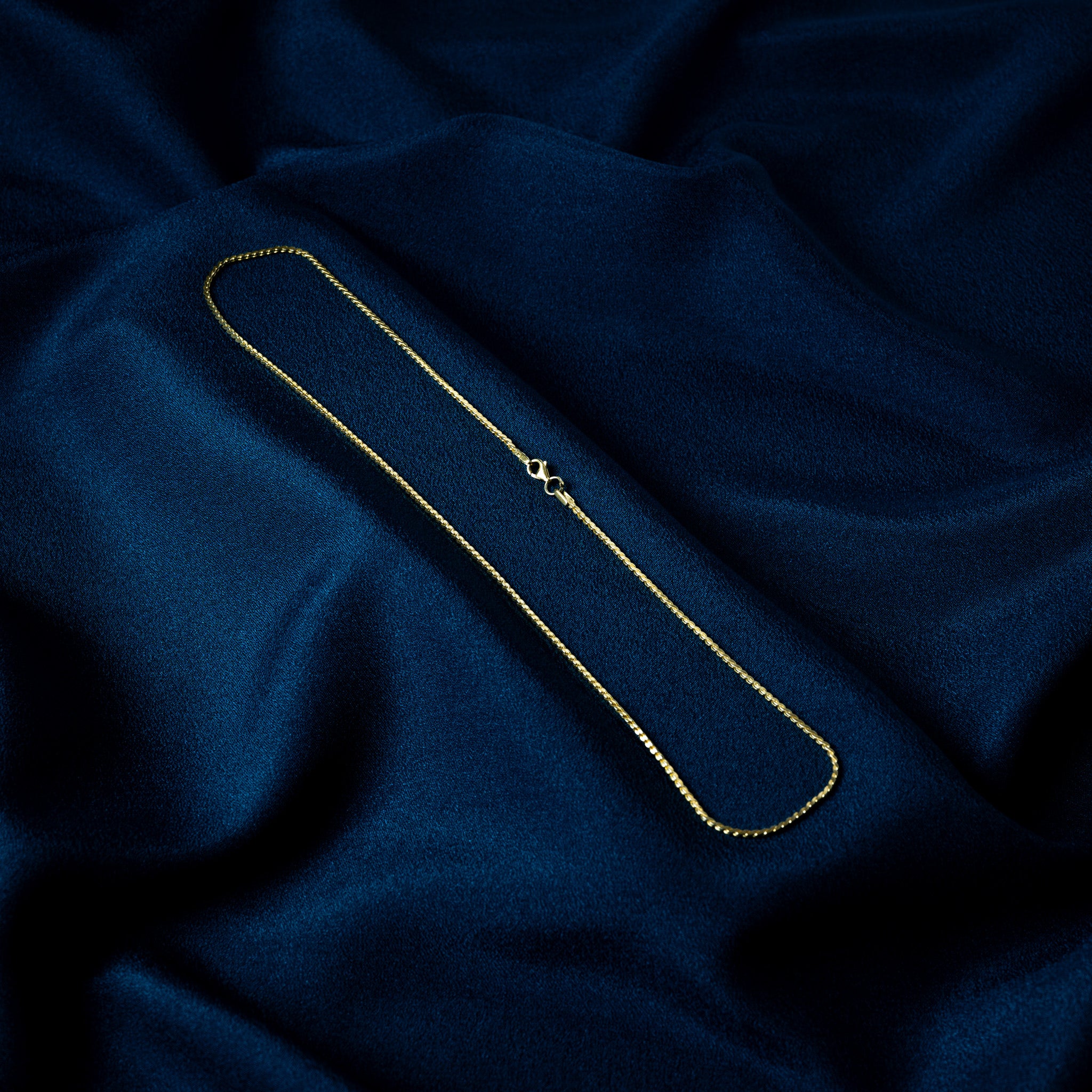 Faceted rope chain in gold plated 925 silver, short segments laid in a spiralling twist
