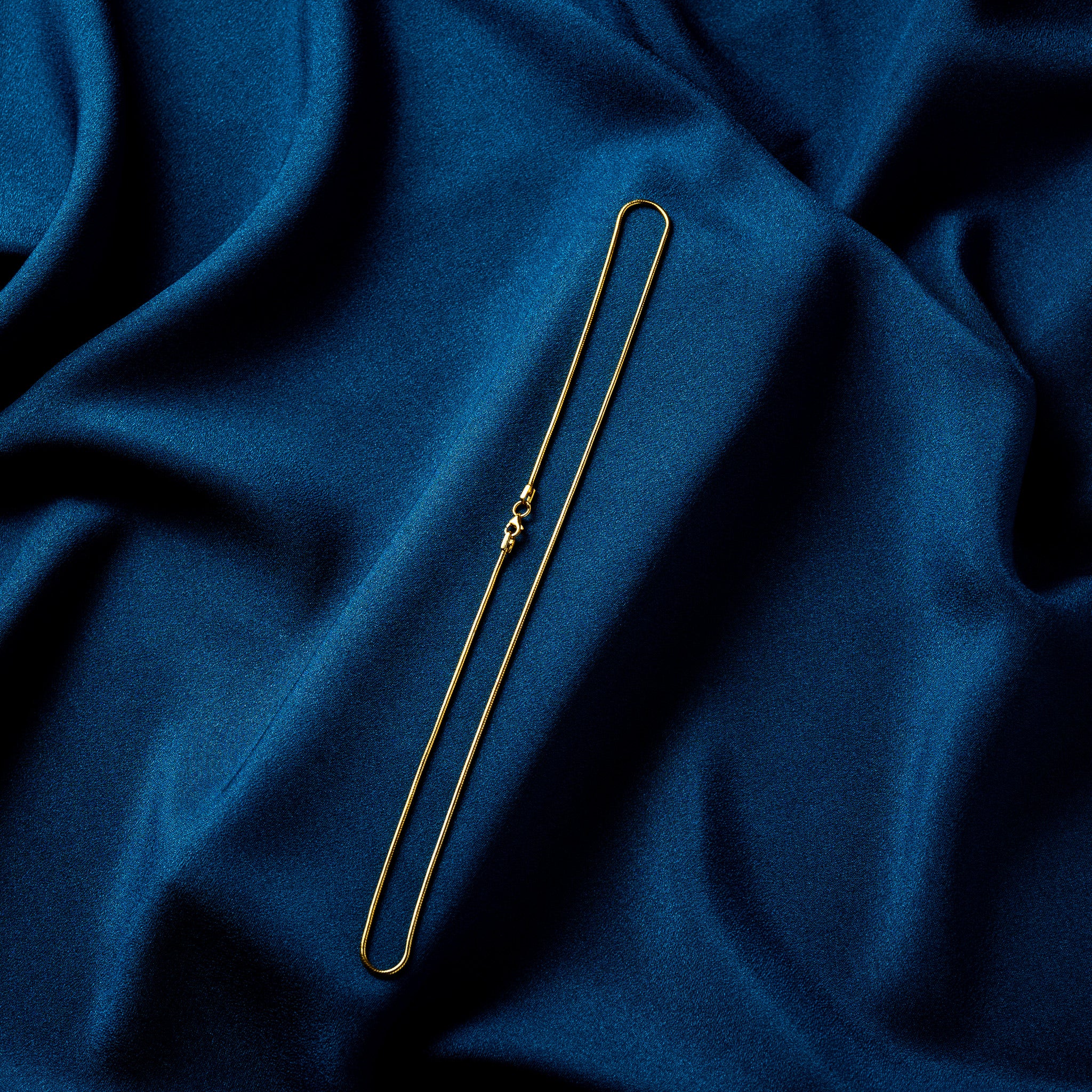 Round snake link neckchain in gold plated 925 silver, a seamless tube with no visible links