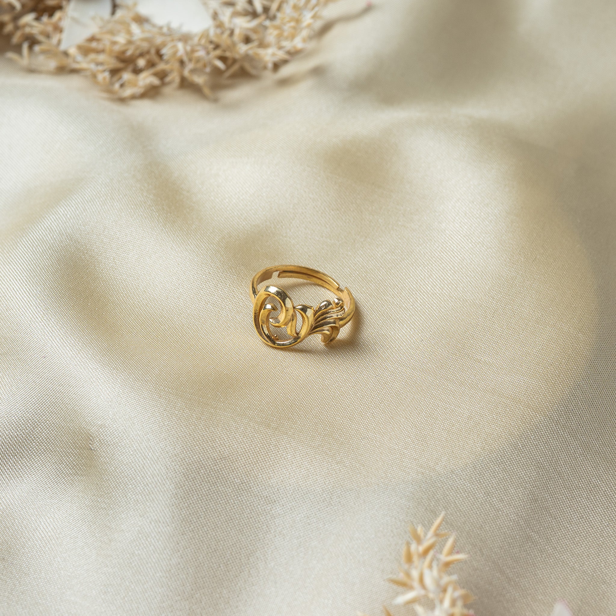 Angled view of the spiral and the plume of leaf blades in gold plated 925 silver