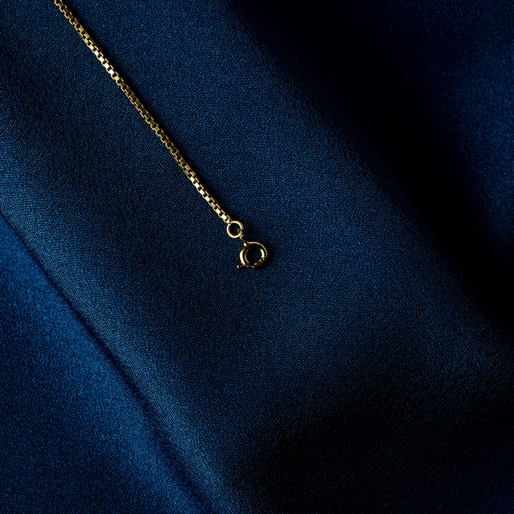 Box link chain and round spring clasp of the gold plated 925 silver bracelet, close view