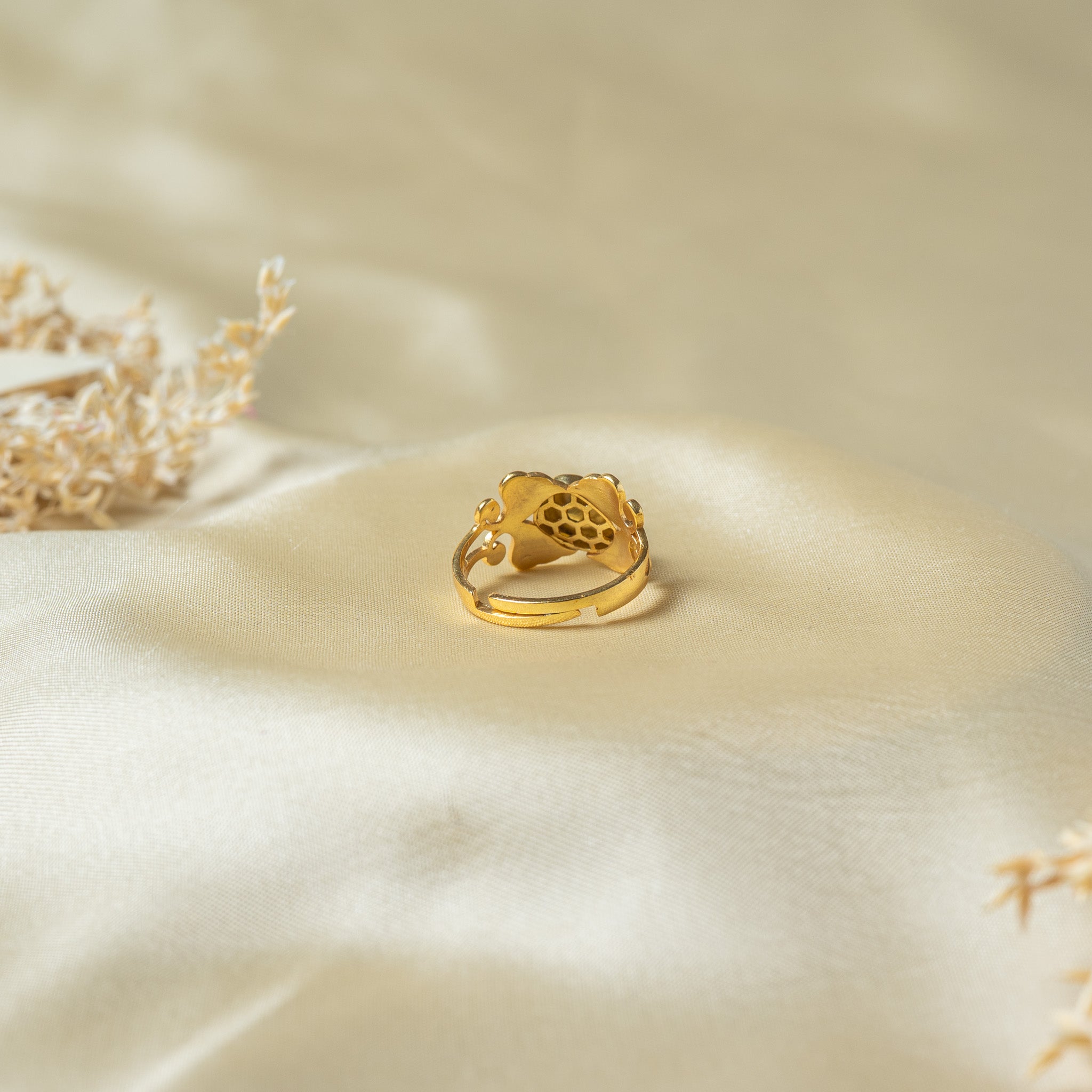 Reverse of the ring showing the honeycomb jaali cup behind the stone and the open band
