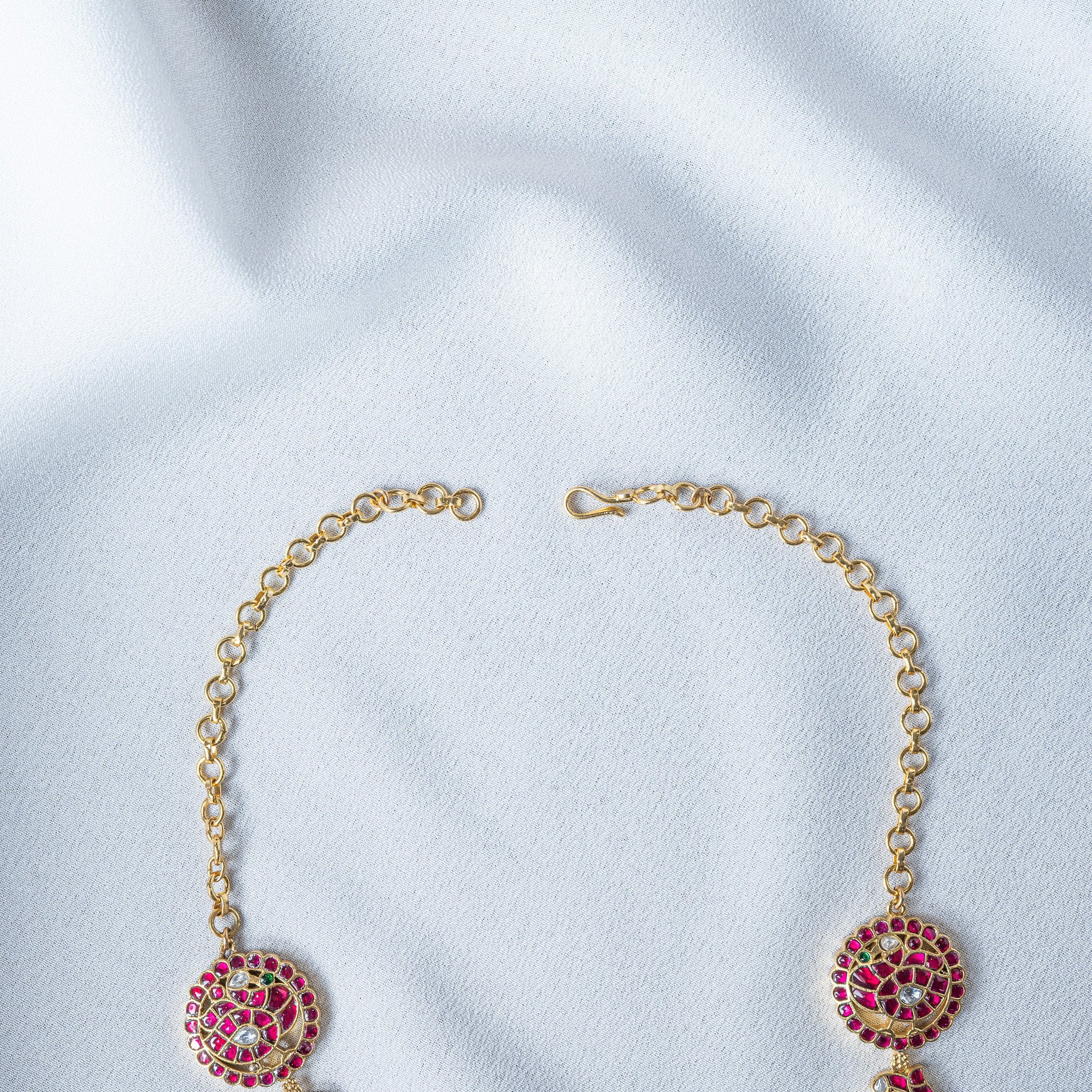 Back of the kundan peacock necklace showing the S hook and round link extender