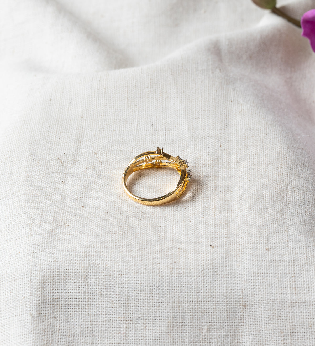 Rear view of the twist band ring showing the plain inner band in gold plated 925 silver