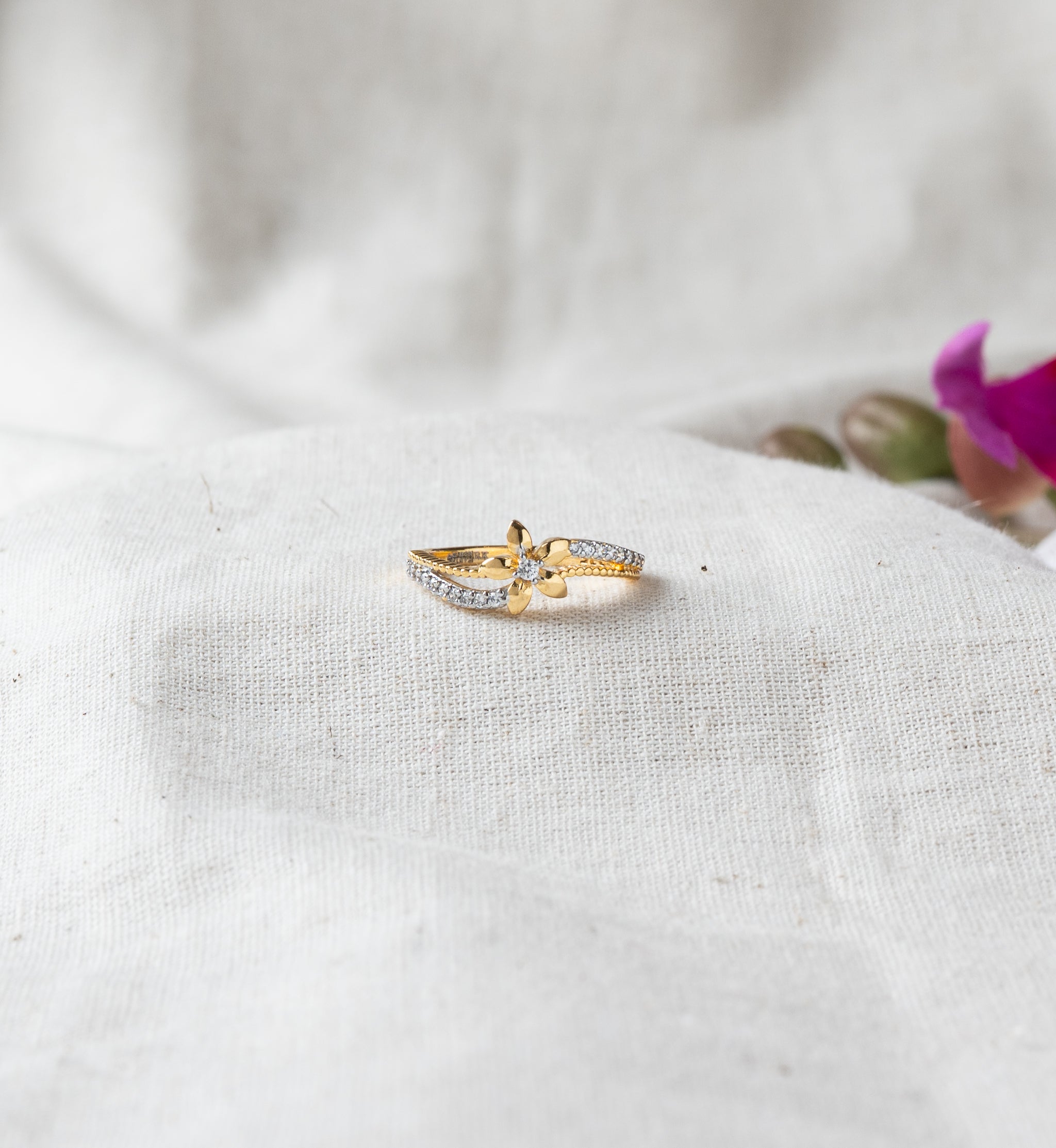 Floral ring with a five petal flower and CZ lined split band in gold plated 925 silver