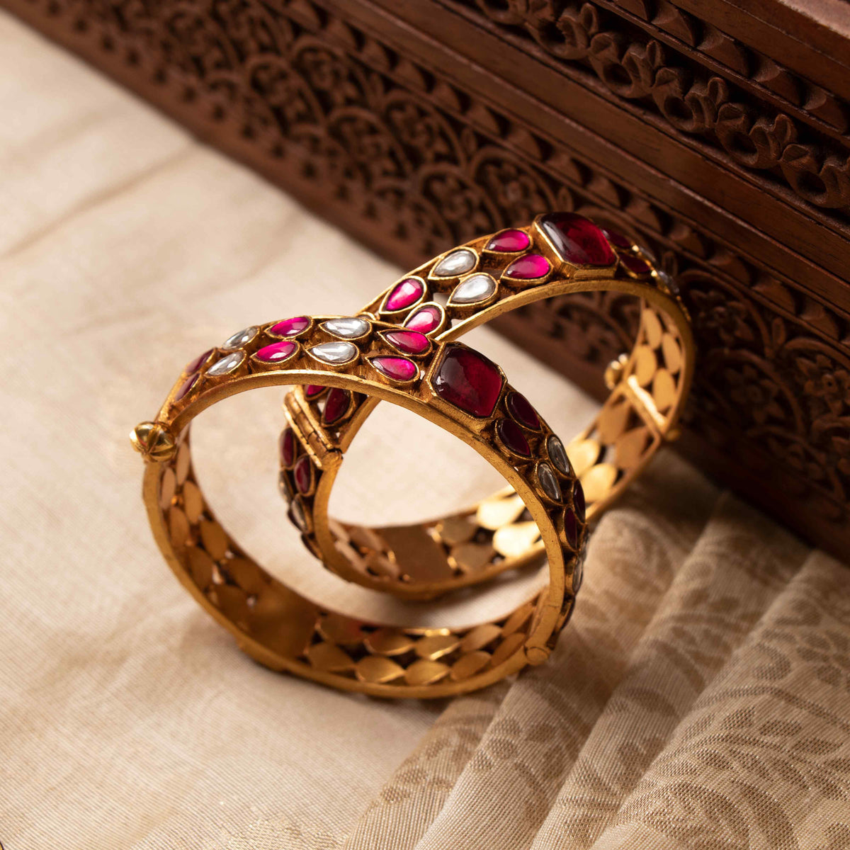 Leaf textured band turned to show red and white kundan pears set around the curve