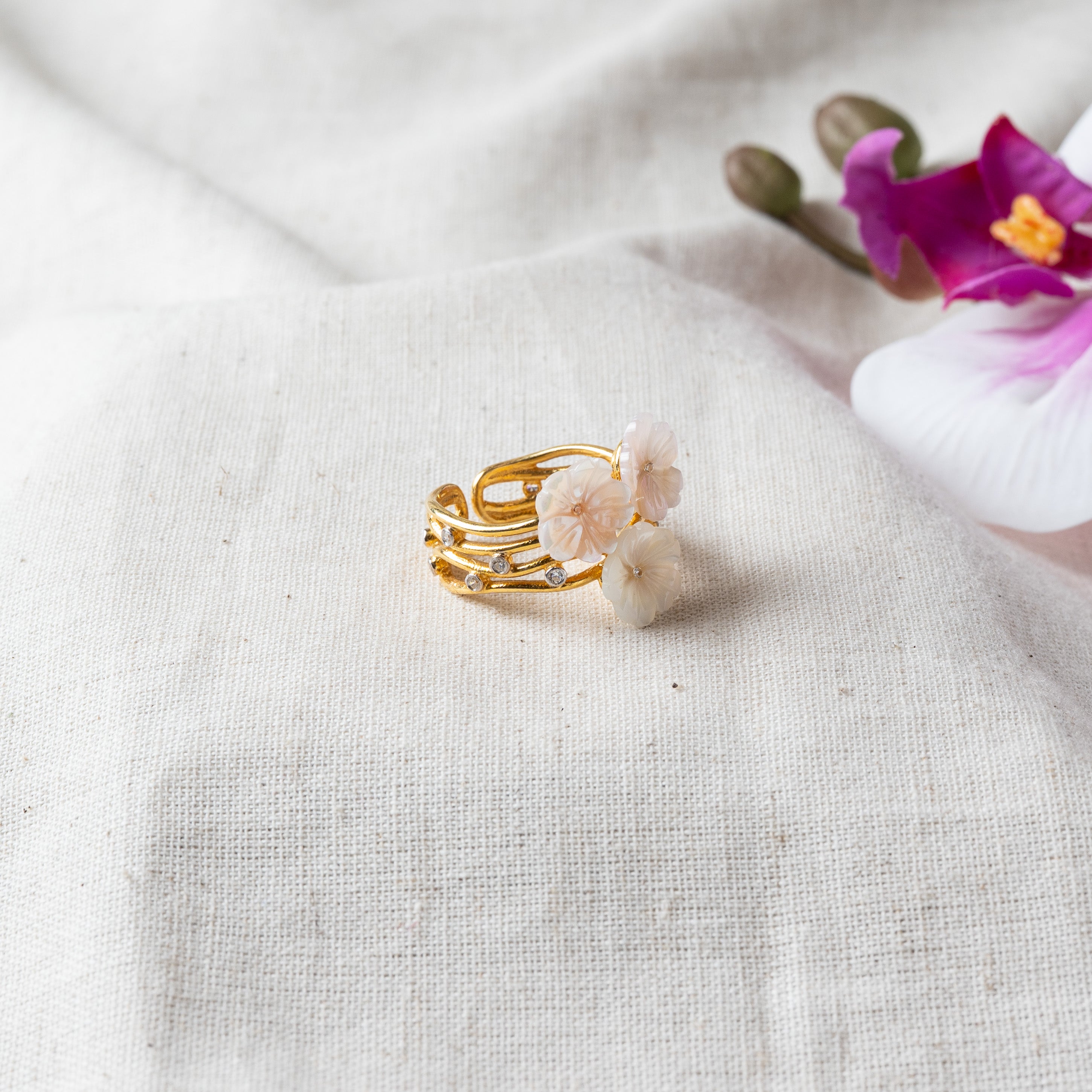 Back of the ring showing the open adjustable double band in gold plated 925 silver