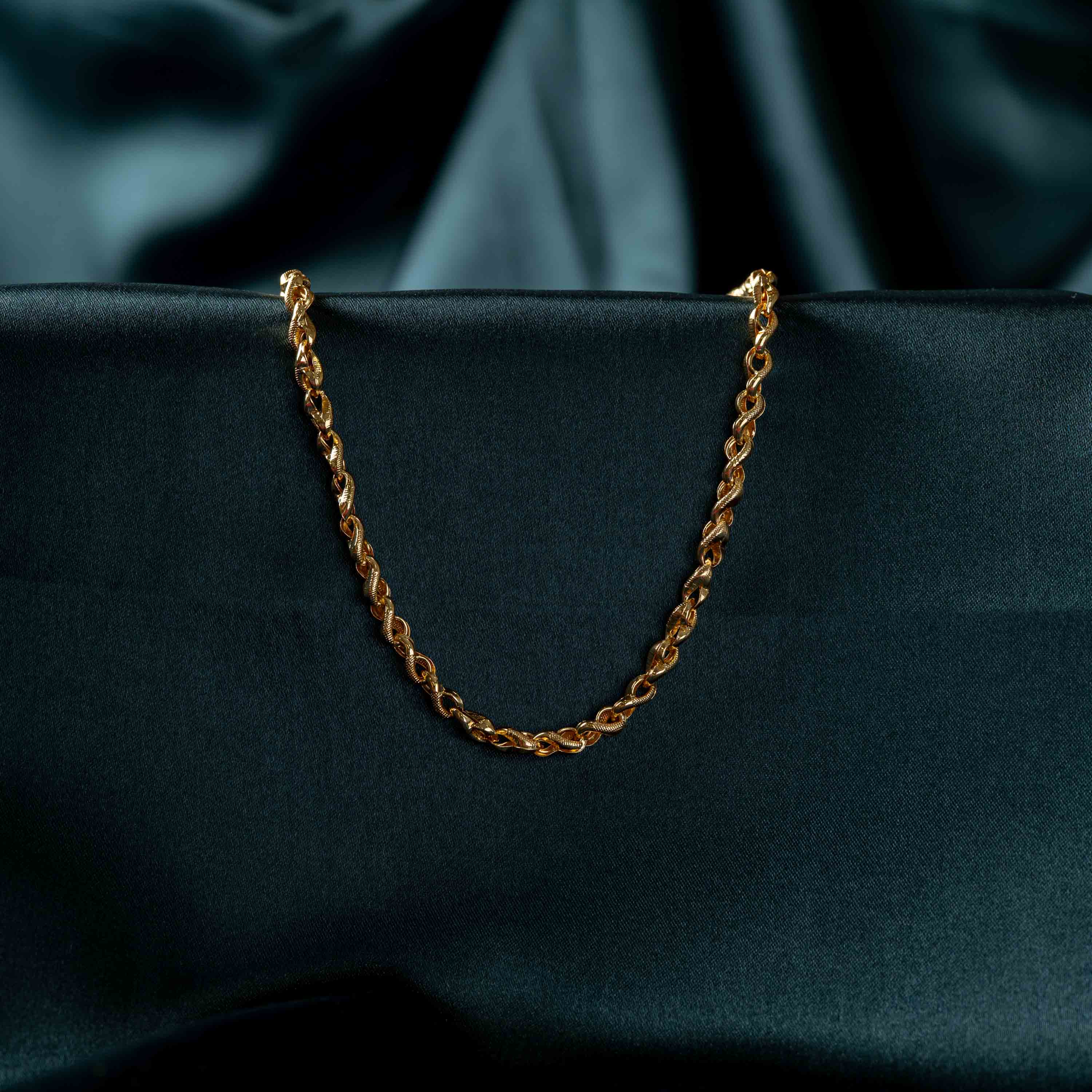 Rope twist neckchain for men in gold plated 925 silver, draped over satin