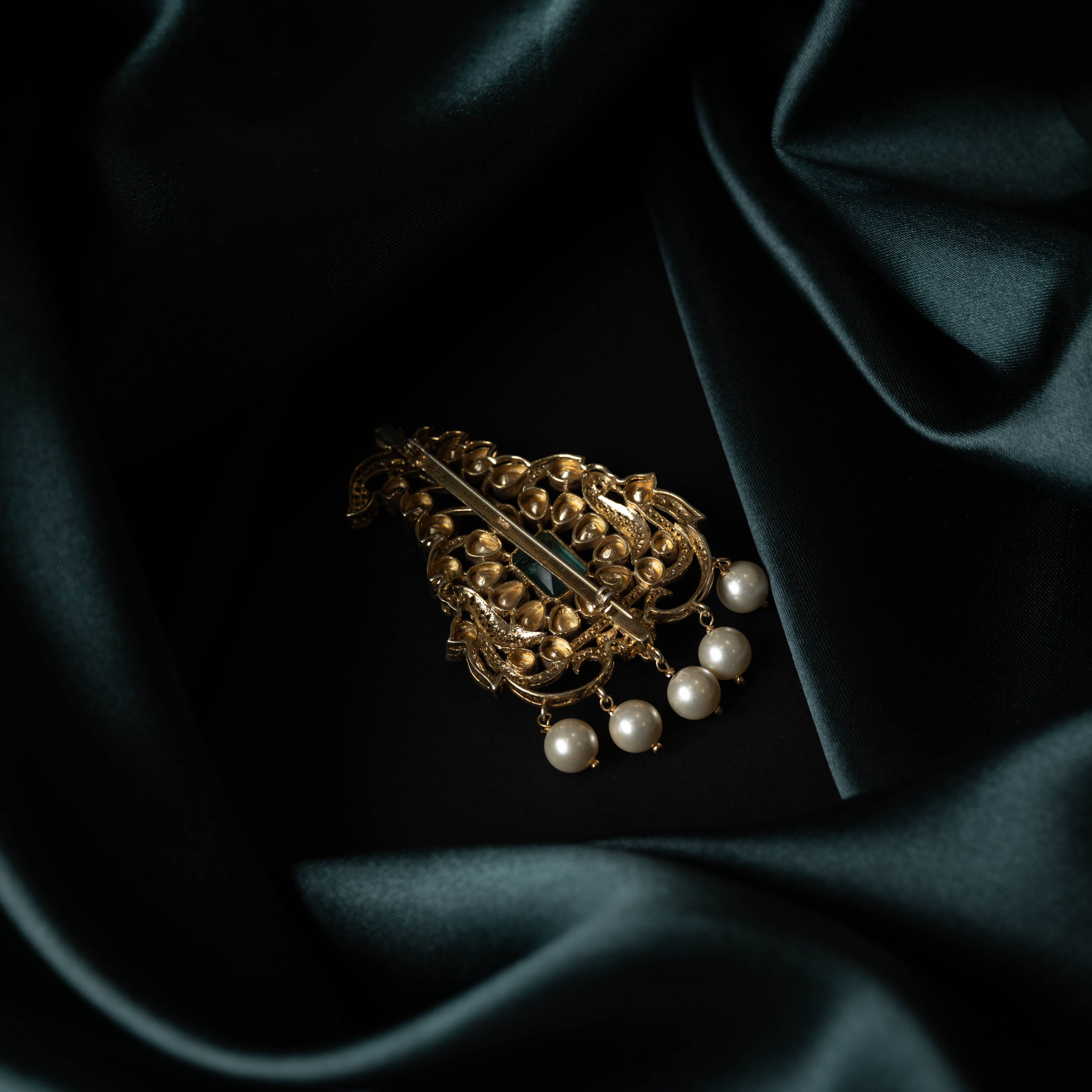 Kalangi brooch with leaf motif, emerald centre and pearl drops in Victorian plated 925 silver