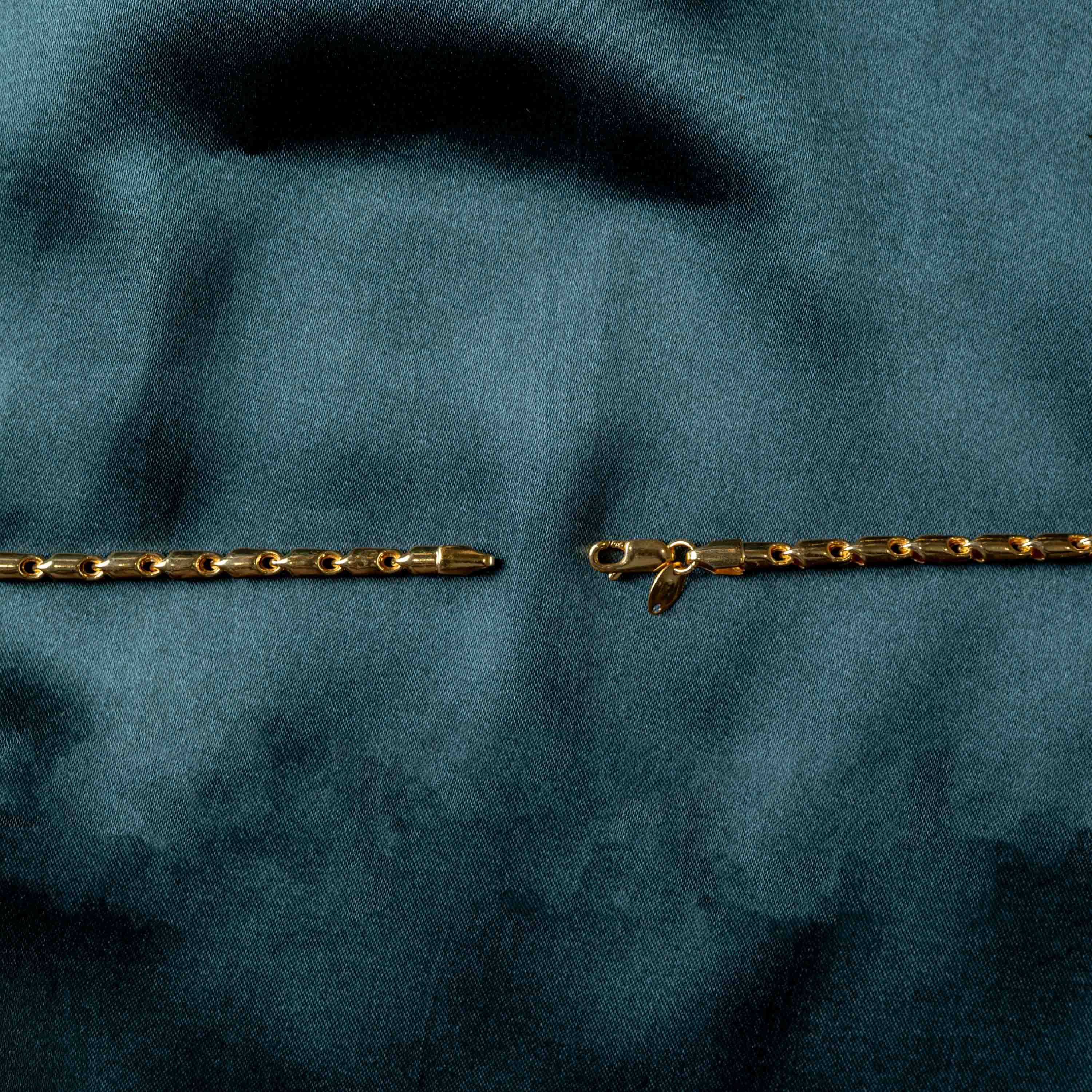 Close crop of the lobster clasp between baton links, gold plated 925 silver