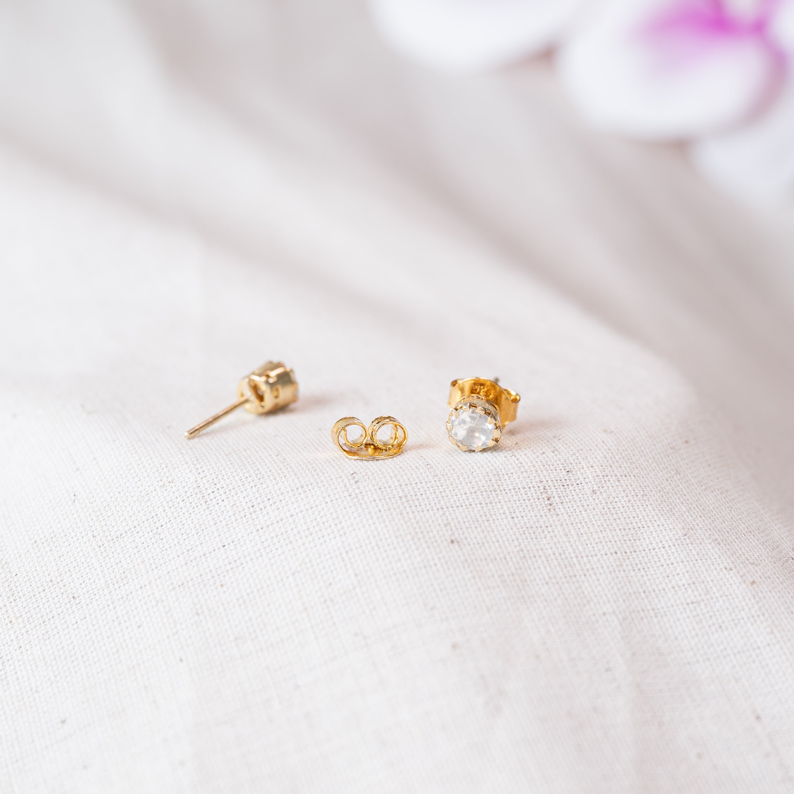 Pendant hanging on its snake chain, round polki solitaire in a plain bezel, gold plated 925 silver