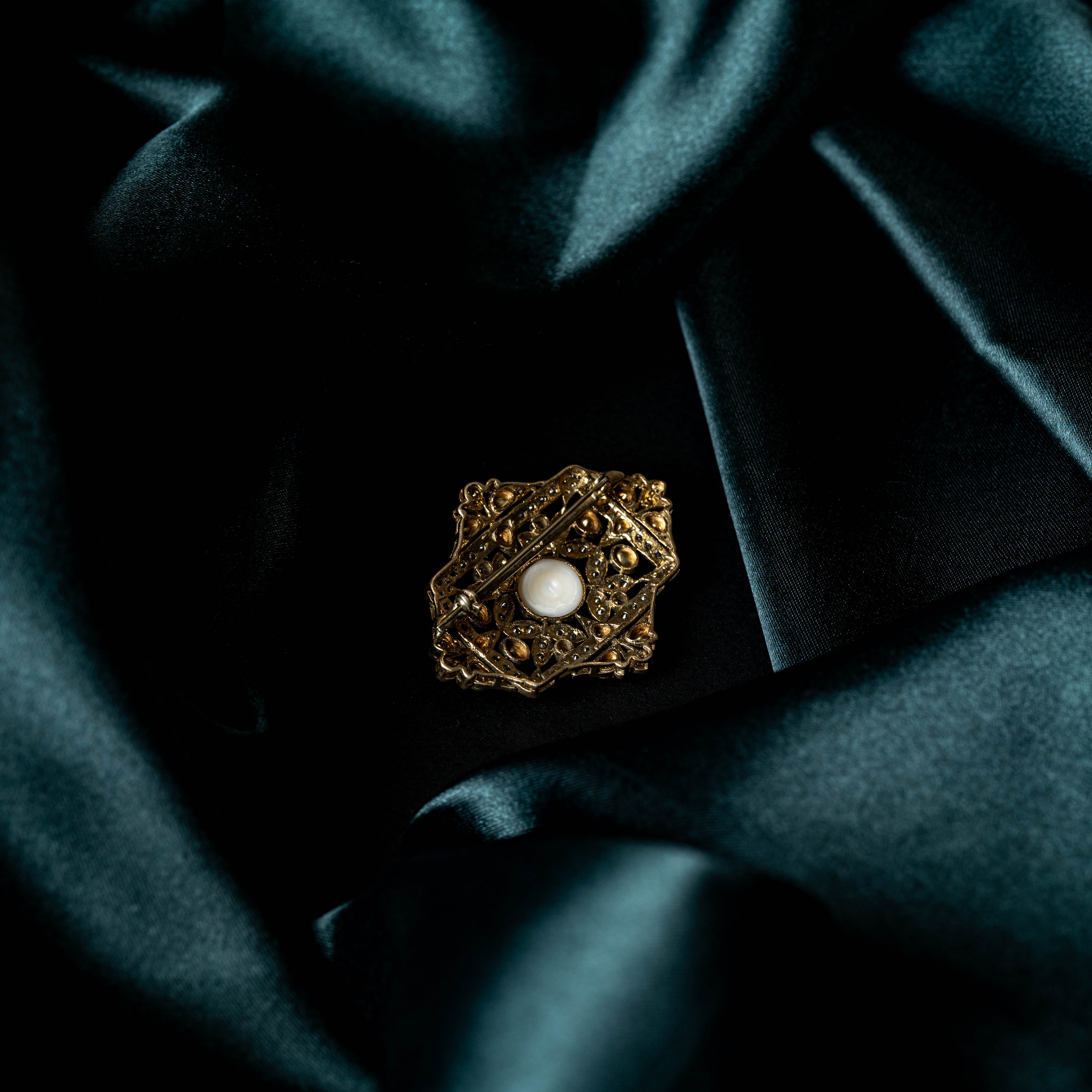 Octagonal polki frame with a shell pearl centre, Victorian plated 925 silver brooch