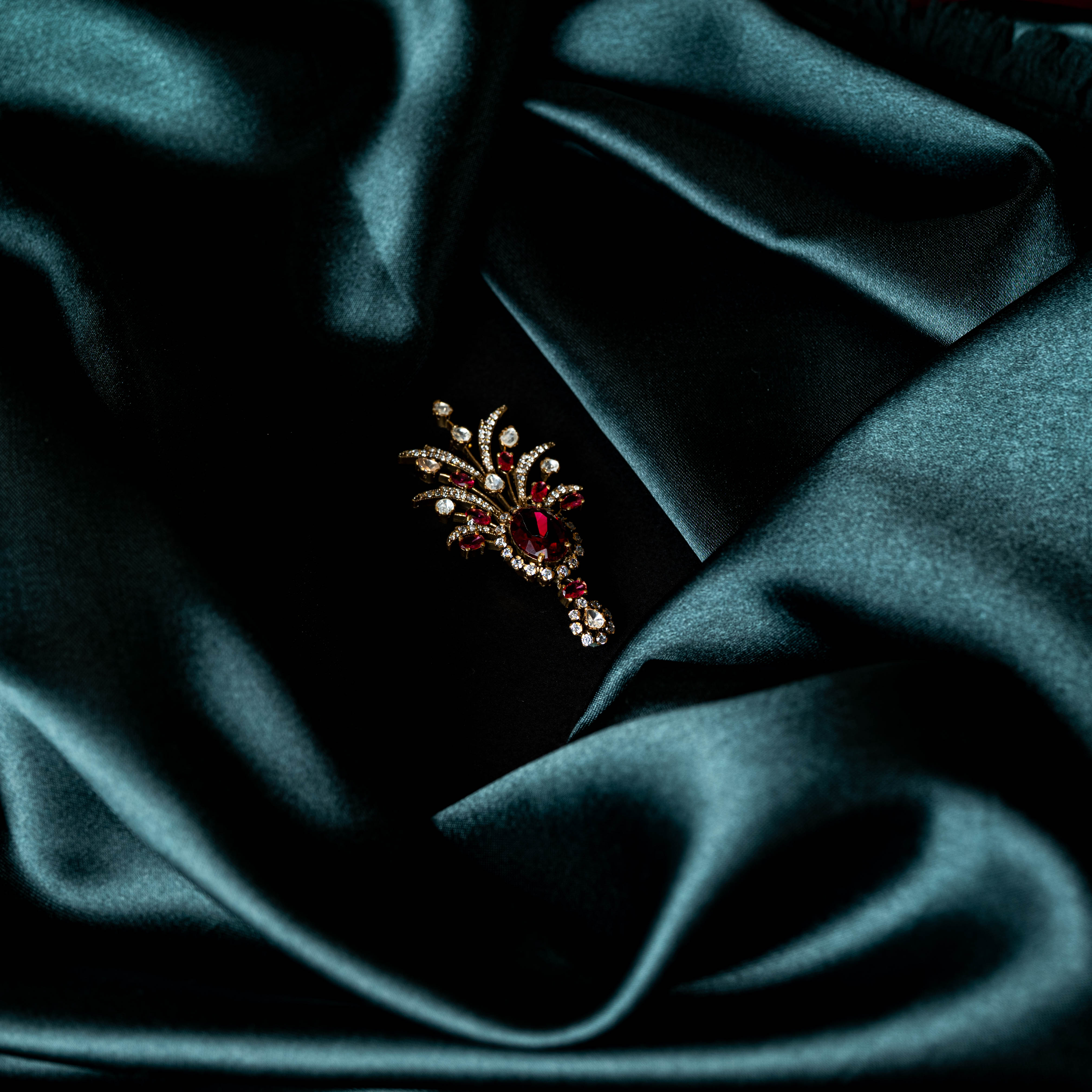 Close view of the oval ruby centre, polki spray and the ruby drop hanging below