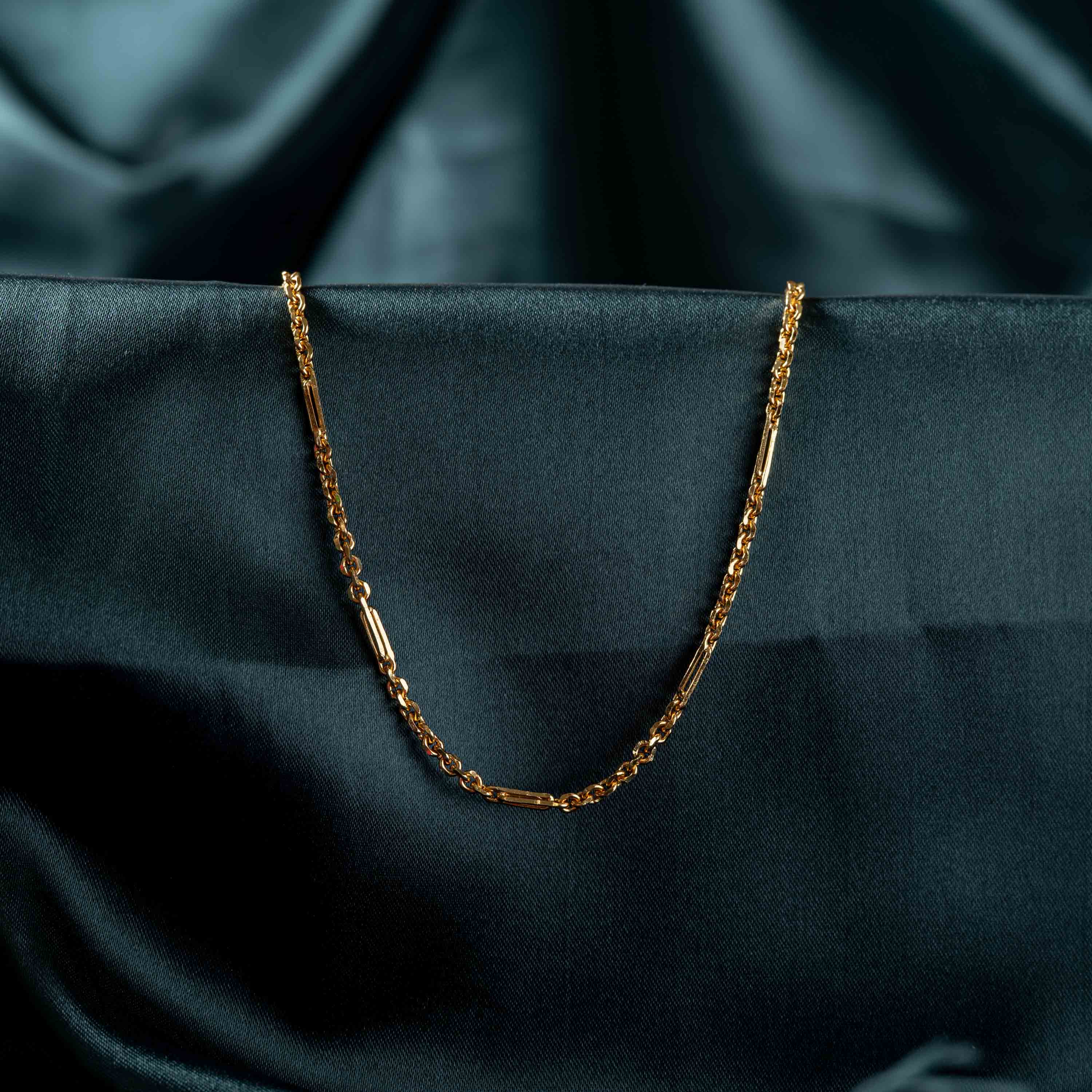Bar and cable link neckchain for men in gold plated 925 silver, shown at full length
