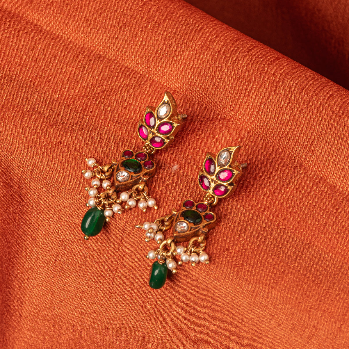 Green bead drop below the seed pearl cluster on the kundan hanging, antique gold finish silver