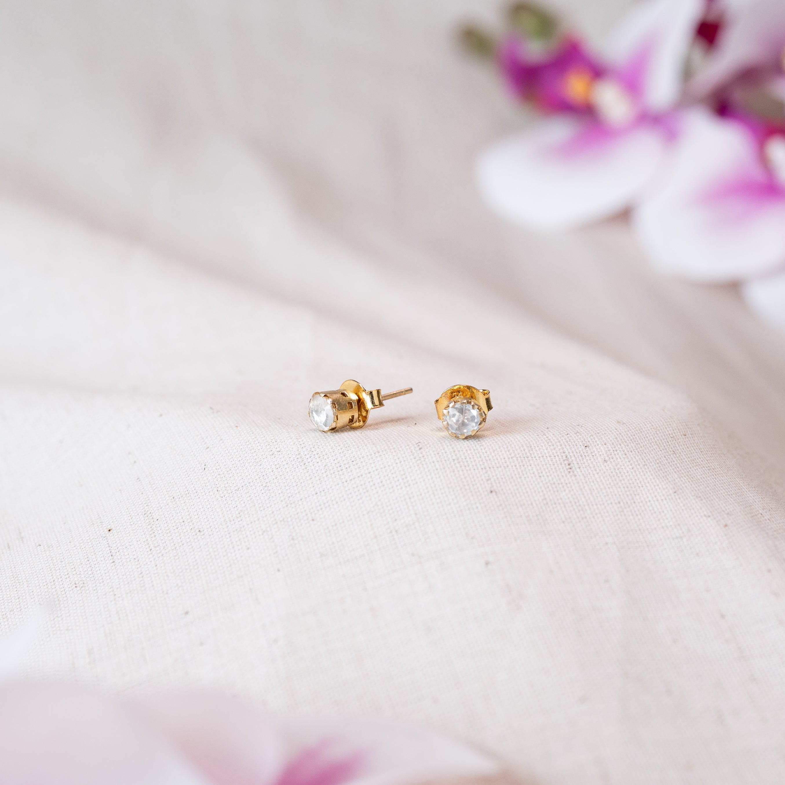 Pair of studs upright side by side, round polki in a plain bezel, gold plated 925 silver