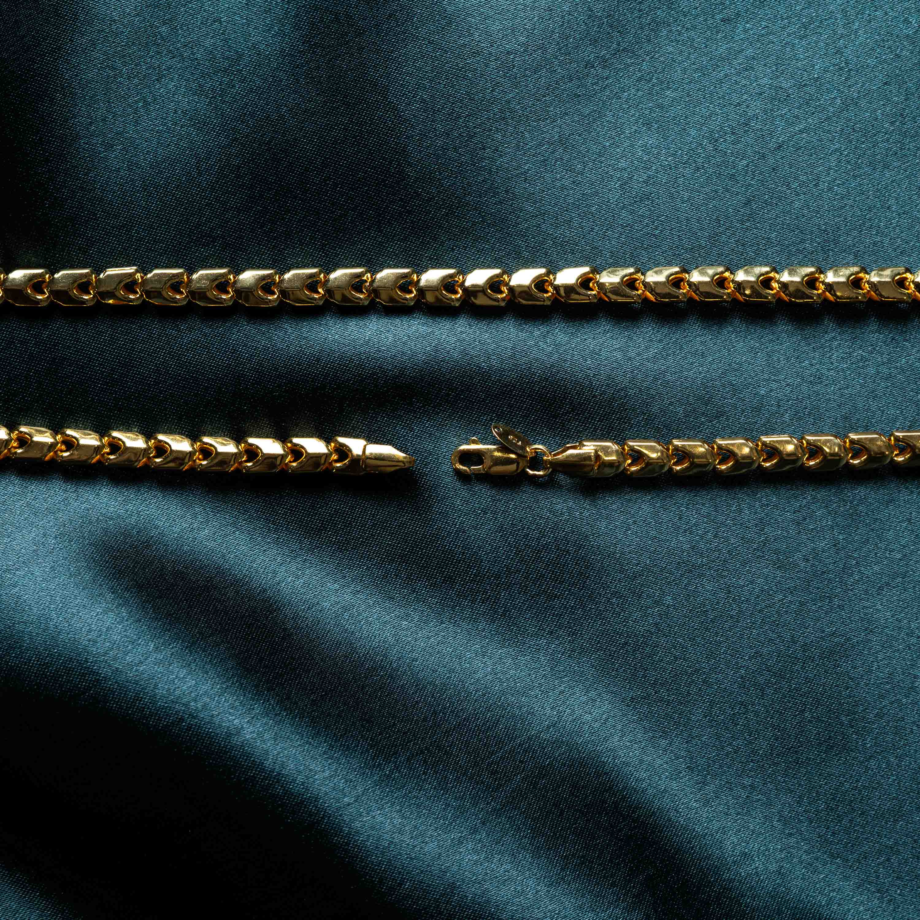 Lobster clasp and open chain ends in close crop, gold plated 925 silver box link