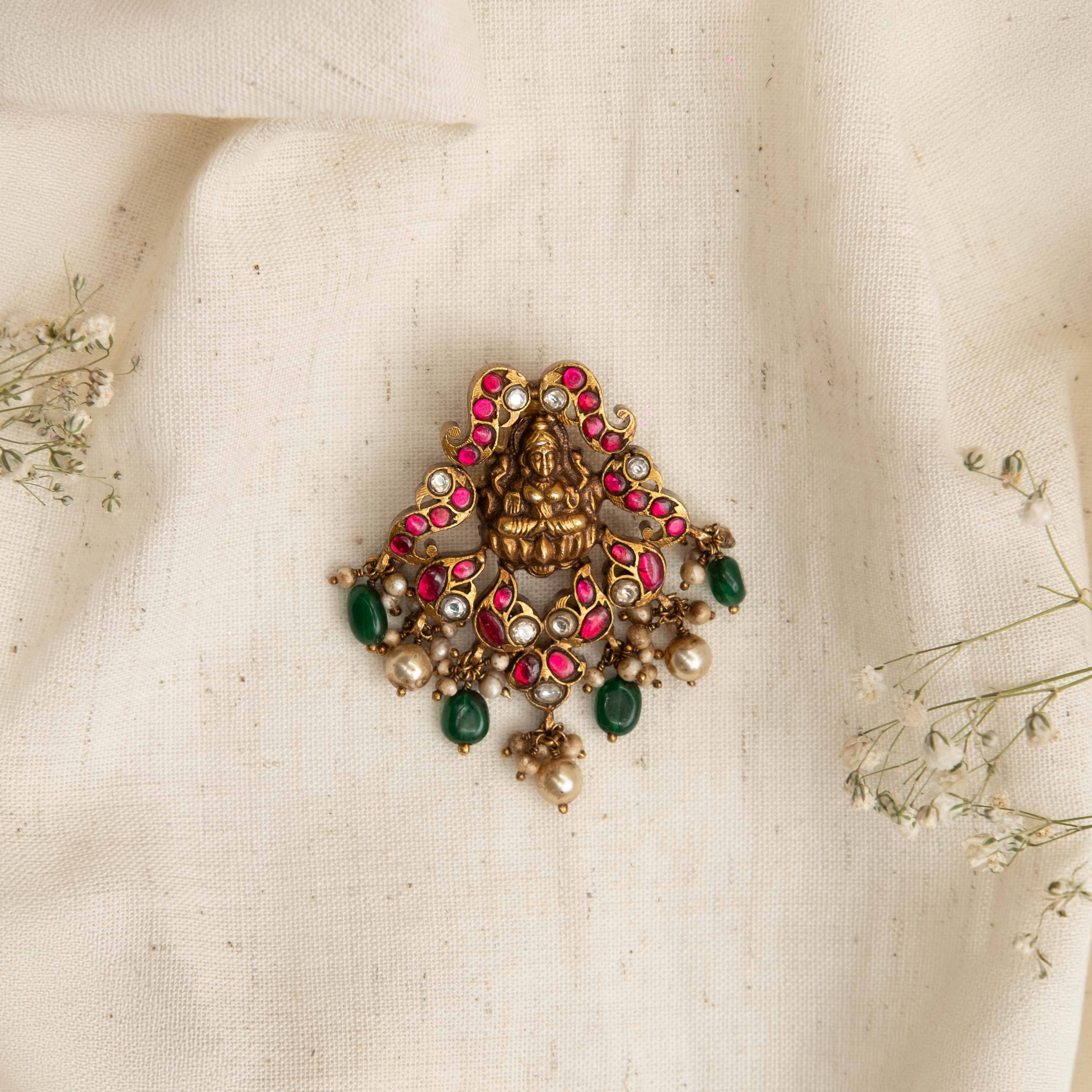 Vaidehi Nakaas Pendant