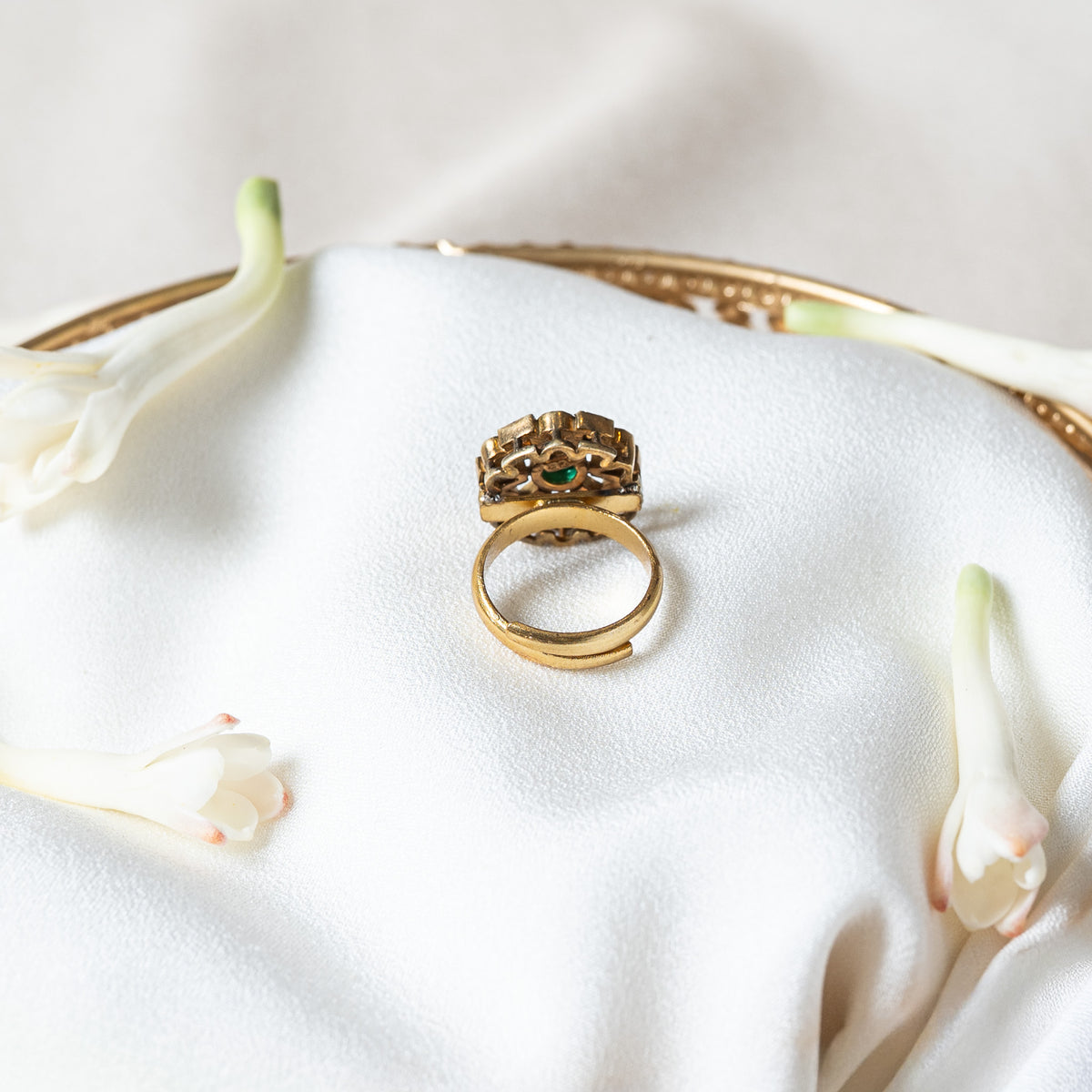 Back of the Victorian ring showing the two band ends overlapping with a clear gap between them